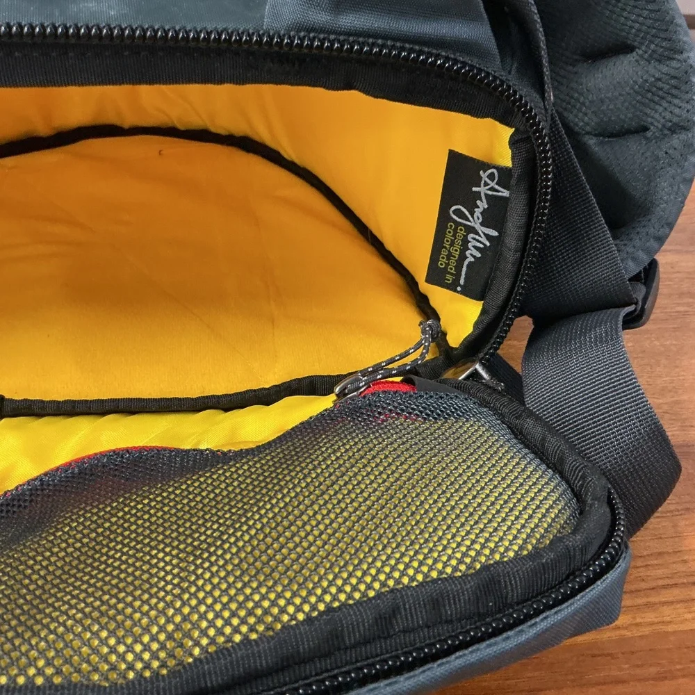 Mountainsmith Descent Black Nylon Sling Camera Pack Bag Adjustable Compartment